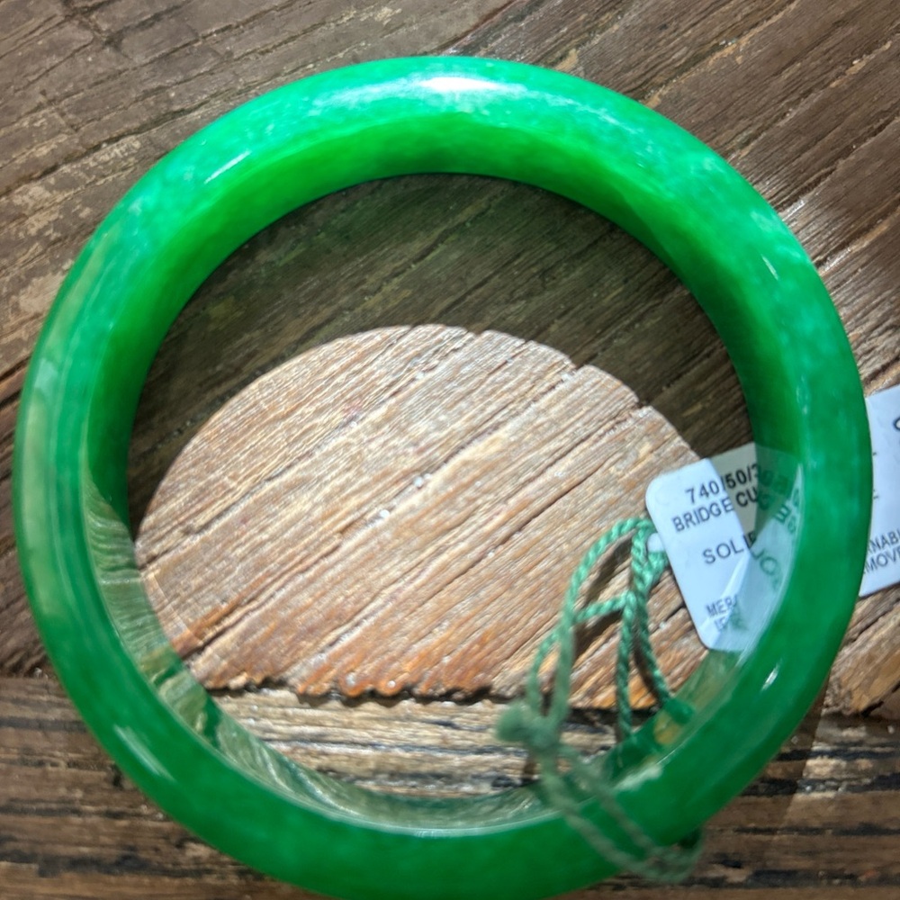 Vibrant Green Jade Bangle Bracelet